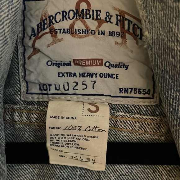 NWT Abercombie and Fitch Vintage Jean jacket in size small - Picture 3 of 5